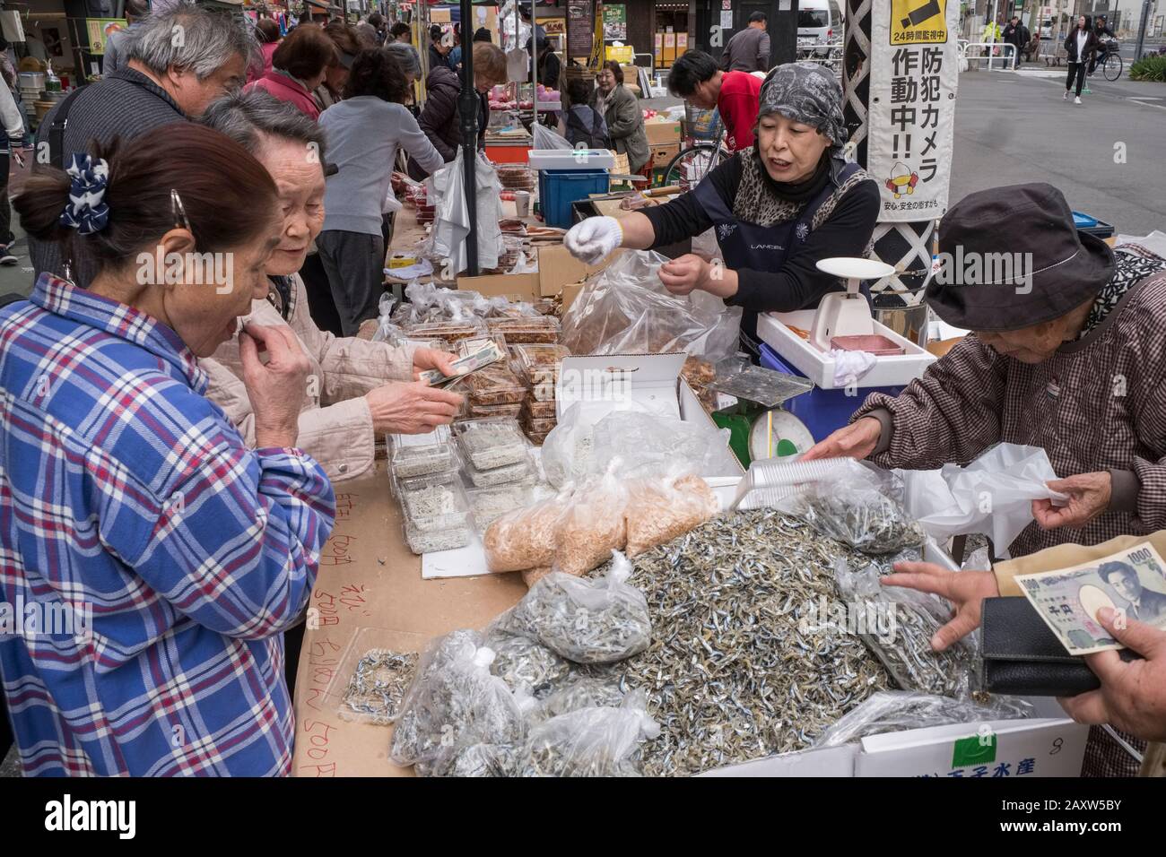 Japan, Tokyo: atmosphere in the neighborhood of Sugamo, district for the older generation. Old women around a stall in Jizo Dori Street in Sugamo, kno Stock Photo