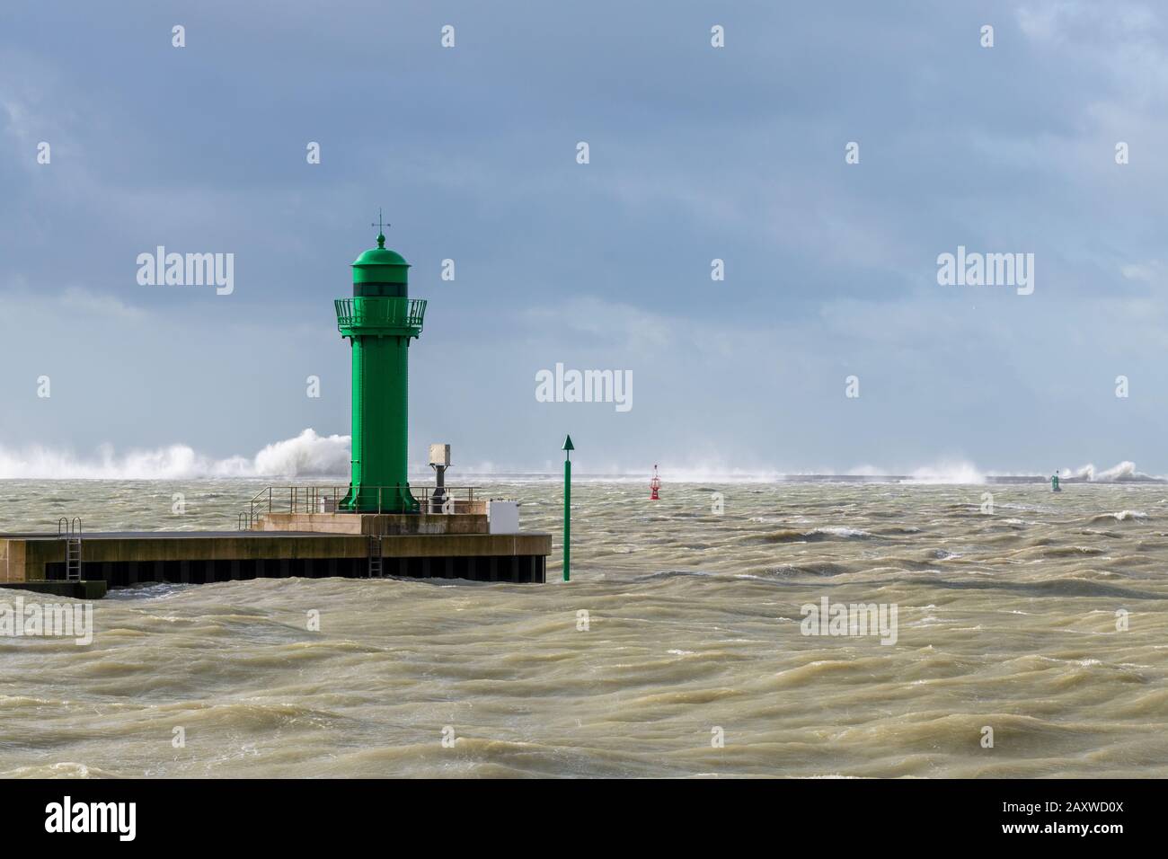 Sortie du port de Boulogne sur mer lors de la tempête Ciara, France, Hauts de France Stock Photo