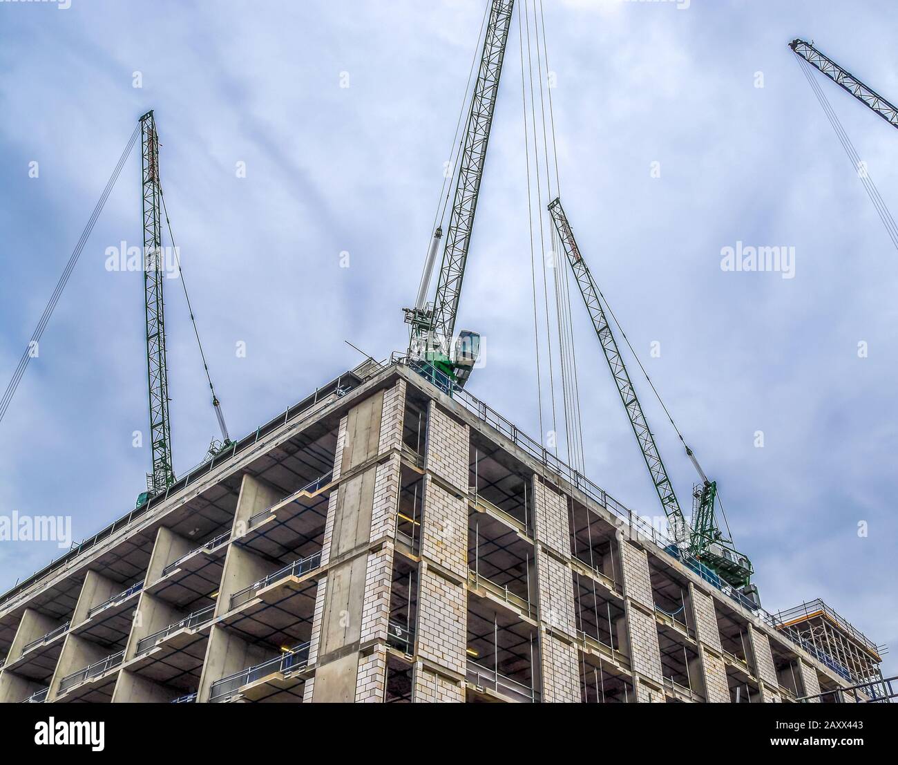 Tall cranes constructions hi-res stock photography and images - Alamy
