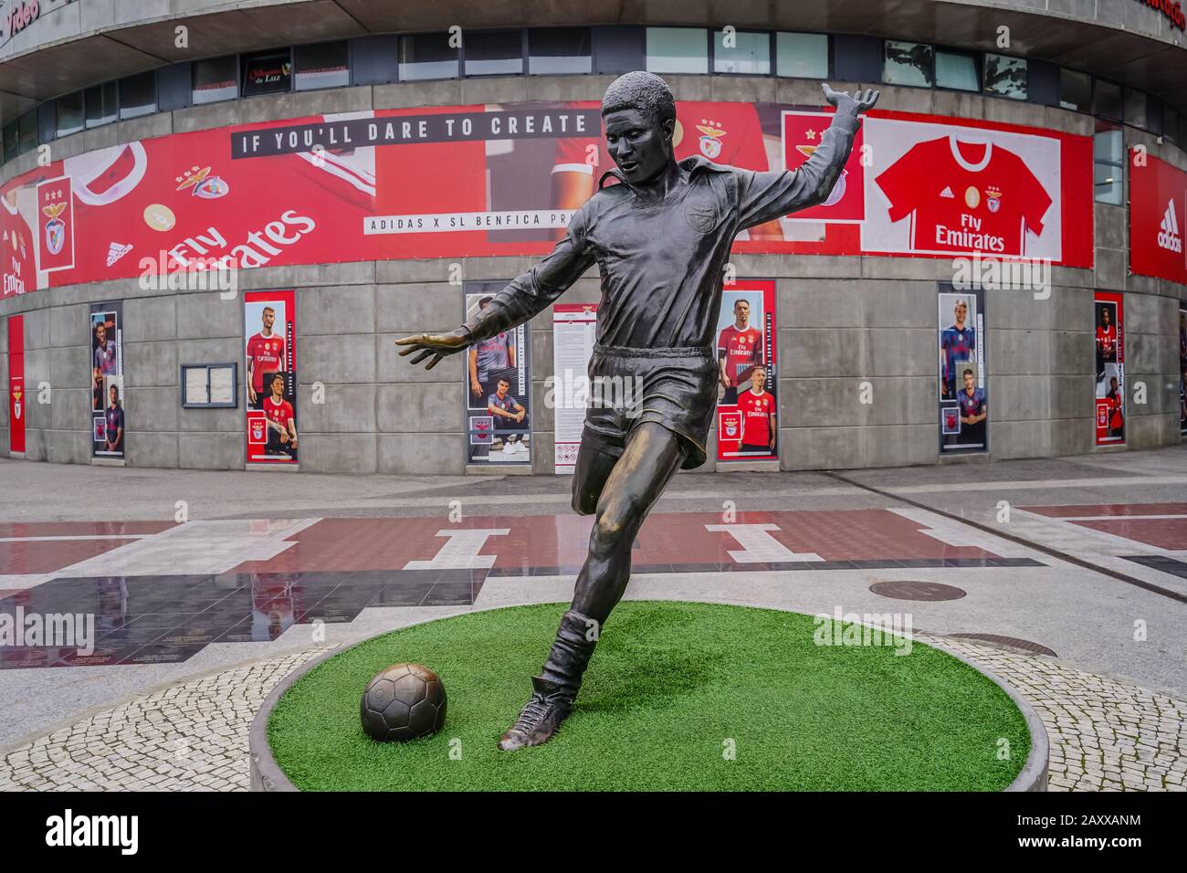 Eusebio statue in front of Sport