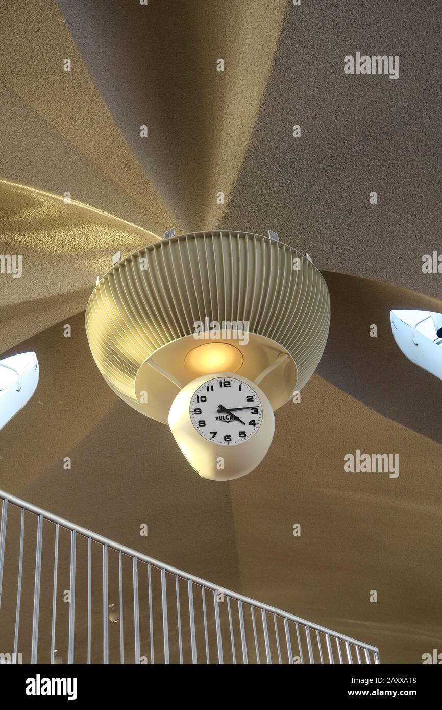 World clock airport hi-res stock photography and images - Alamy