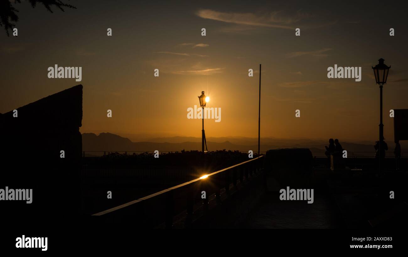 Lamp post silhouette hi-res stock photography and images - Alamy