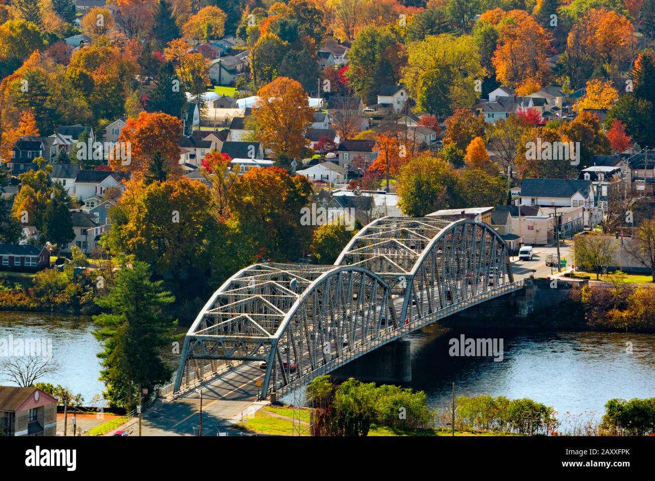 The Mid-Delaware Bridge, a continuous truss bridge, was built in 1939 at a cost of $380,000. It spans the Upper Delaware River between Port Jervis New Stock Photo