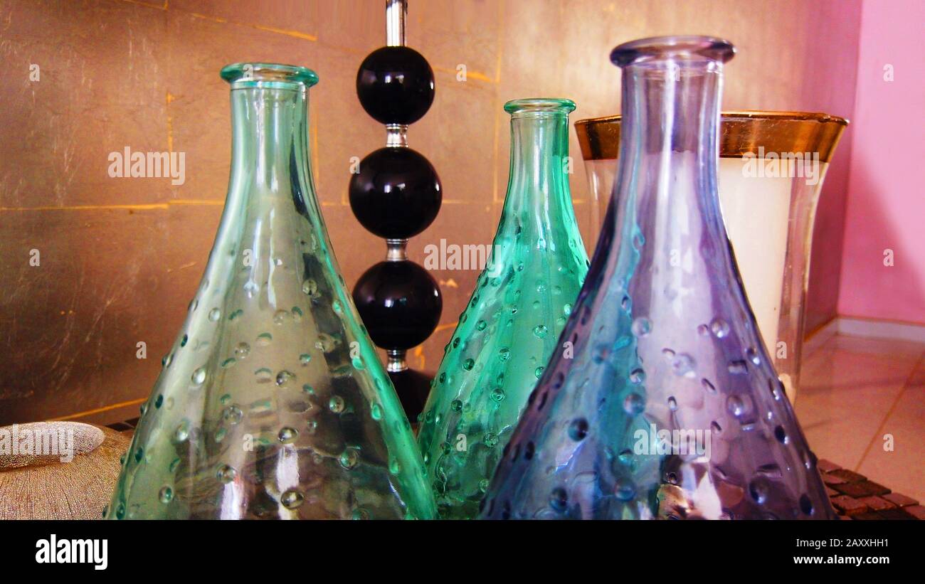 Botellas de colores de adorno en la sala. Stock Photo