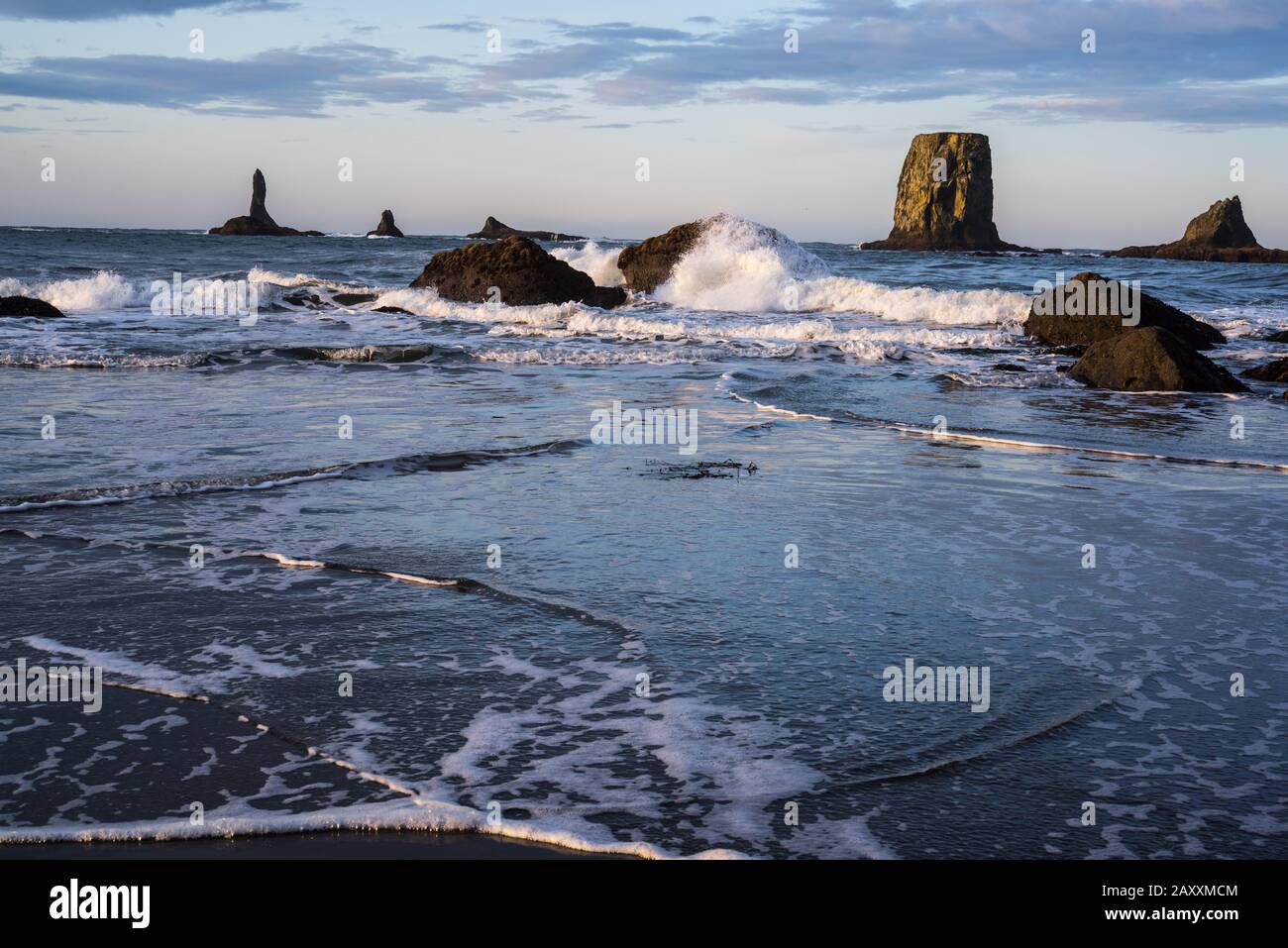 Islands of stone and crashing waves at the beach, Olympic National Park Stock Photo