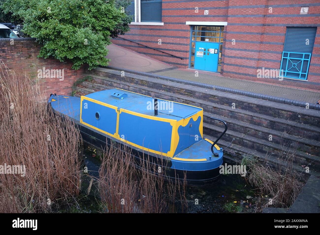 Older canal narrow boats hi-res stock photography and images - Alamy