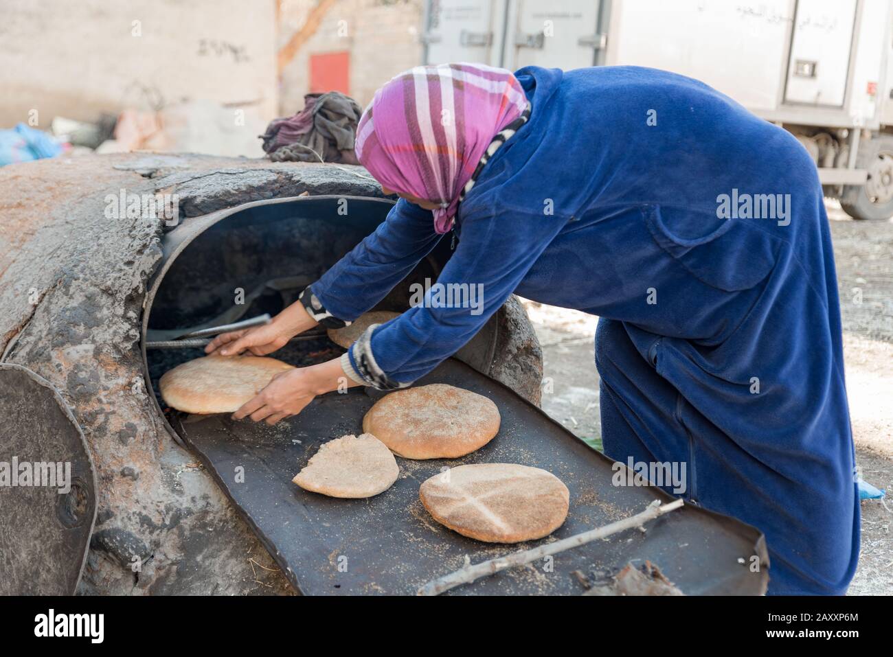 Clay bread oven hi-res stock photography and images - Alamy