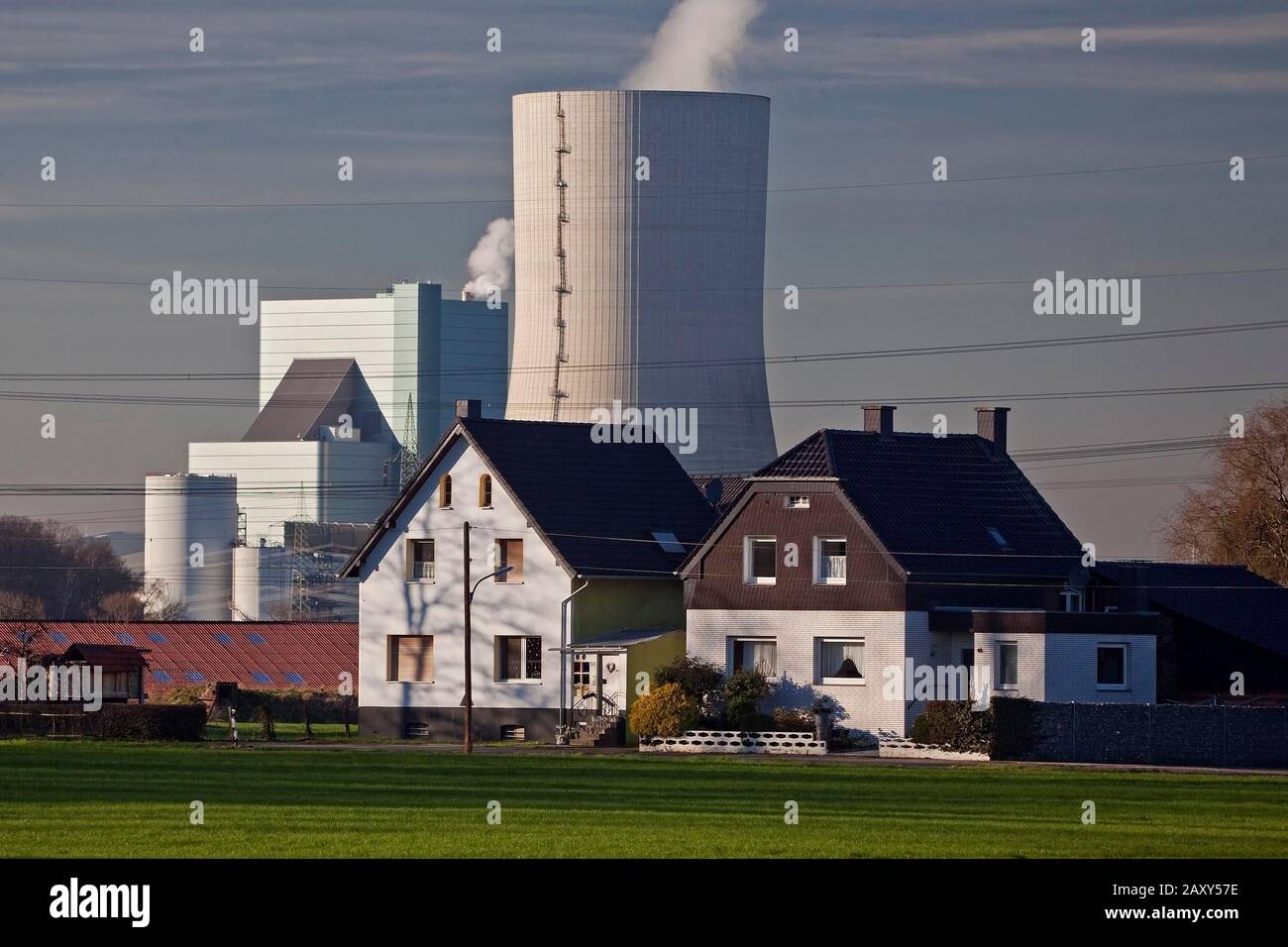 Hard coal-fired power plant Datteln with unit 4 in front of private houses, coal exit, Datteln, Ruhr area, North Rhine-Westphalia, Germany Stock Photo