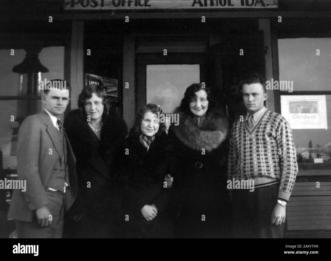 A group of young people pose outside the post office in Anthol, Idaho, ca. 1928. Stock Photo