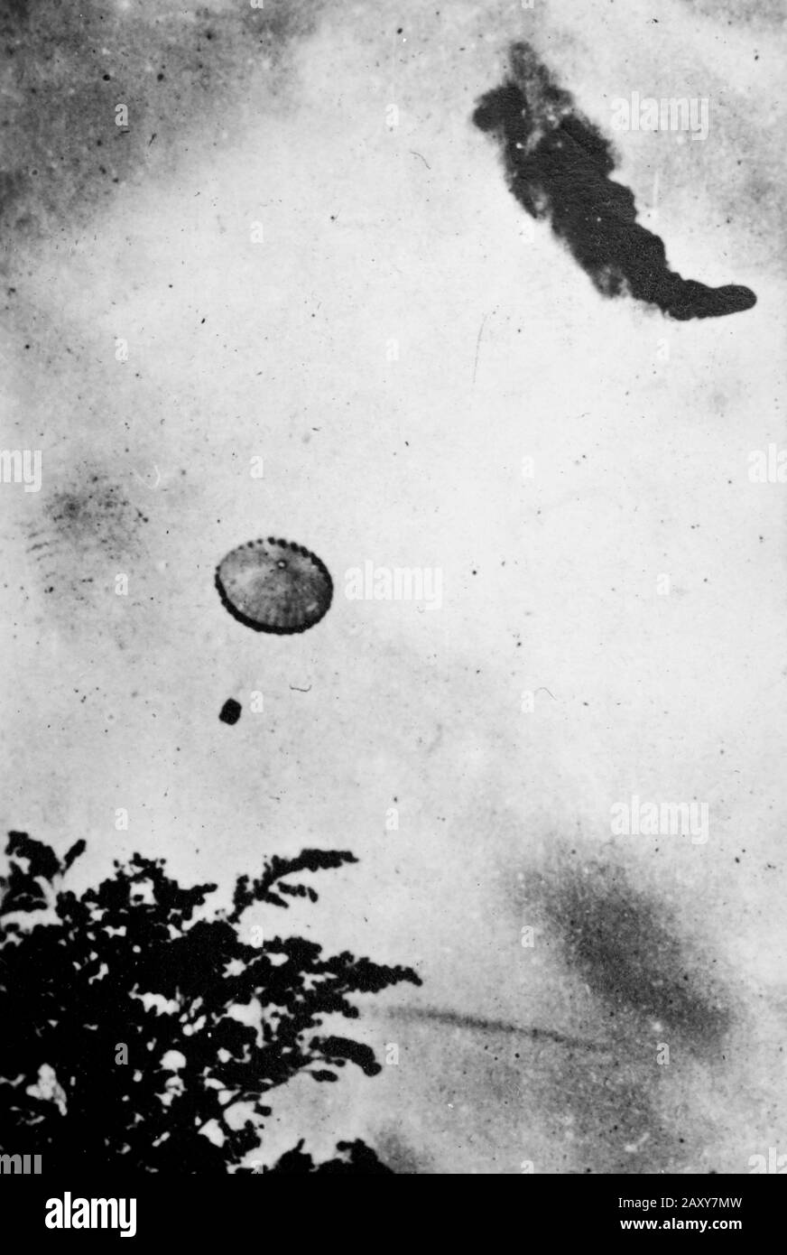 Supplies by parachute during World War I in France, ca. 1918. Stock Photo