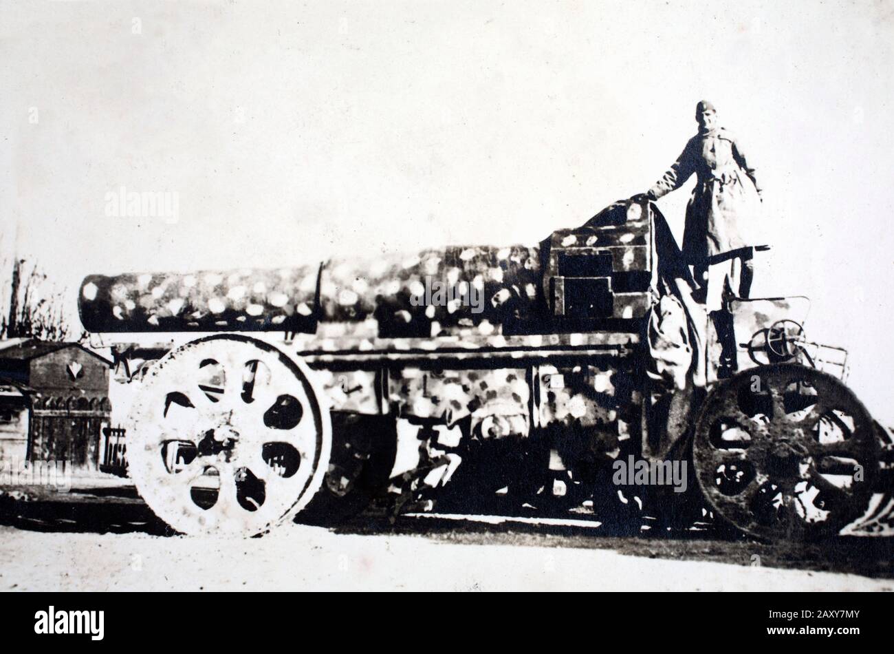 Am American soldier stands atop a captured German artillery gun, ca. 1918. Stock Photo