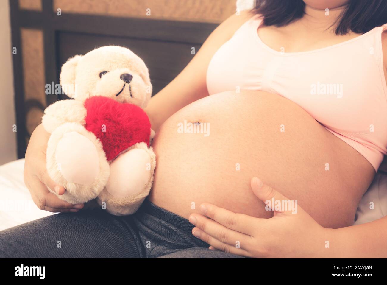 Menina Dormindo Com O Urso Teddy a Criança Dormindo Doce Foto de Stock -  Imagem de cara, pouco: 168180906