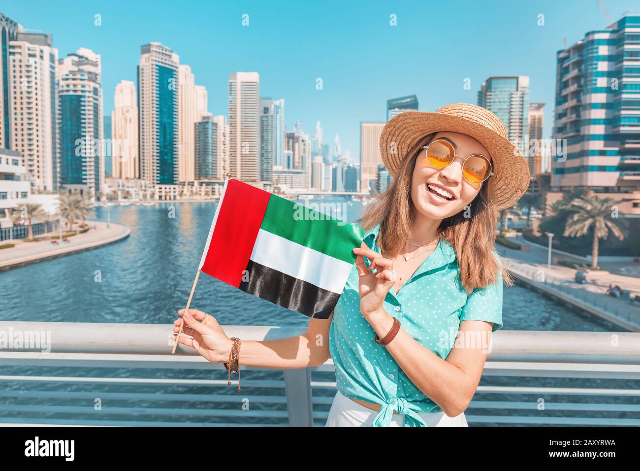 Зарегистрироваться дубай. ЭКСПАТЫ В Дубае. Арабские эмираты женщины. Турист с флагом ОАЭ. Мы в Дубае.
