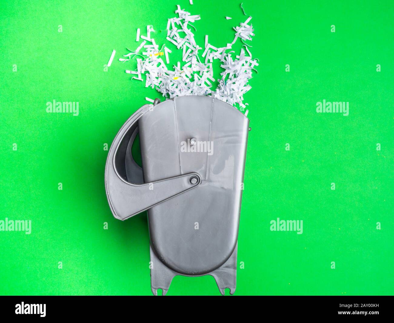 Trash can full shredded paper hires stock photography and images Alamy