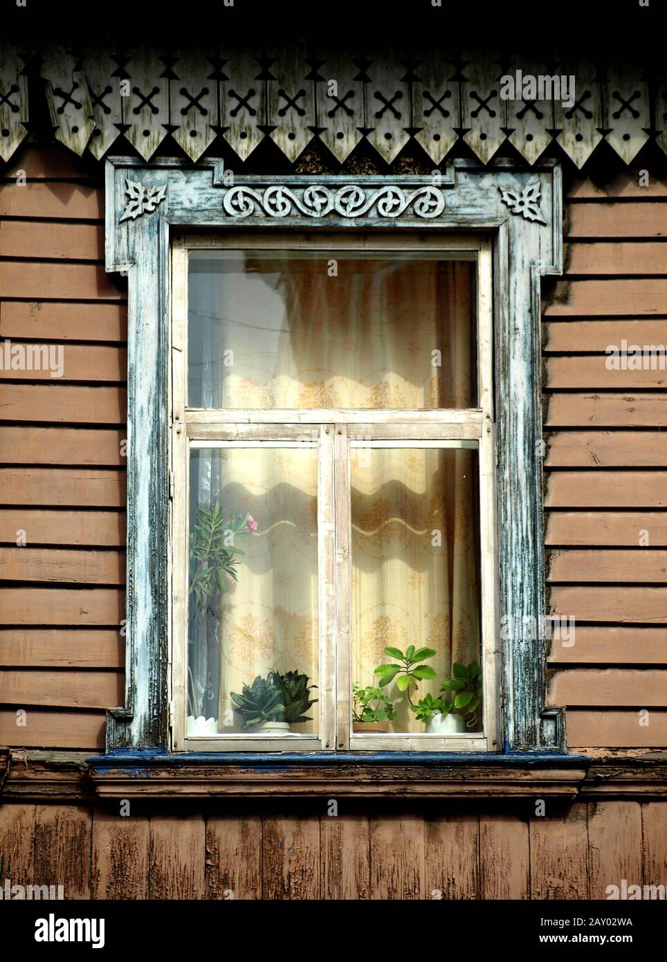 Wooden windows ailing Stock Photo - Alamy