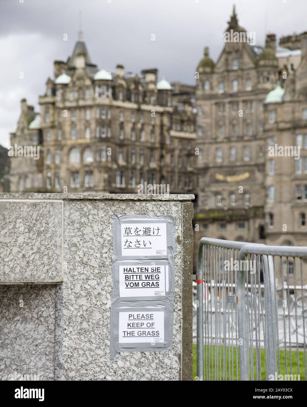 Schilder Halten Sie bitte weg vom Gras auf Englisch, Chinesisch und Deutsch in Edinburgh, sign, schottland, scotland Stock Photo