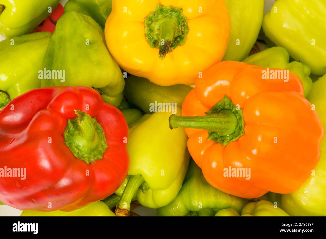 Bell peppers arranged at the market stand Stock Photo - Alamy