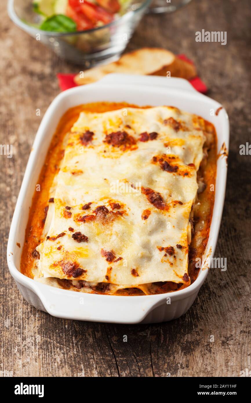 Italienische lasagne in einer auflaufform hires stock photography and