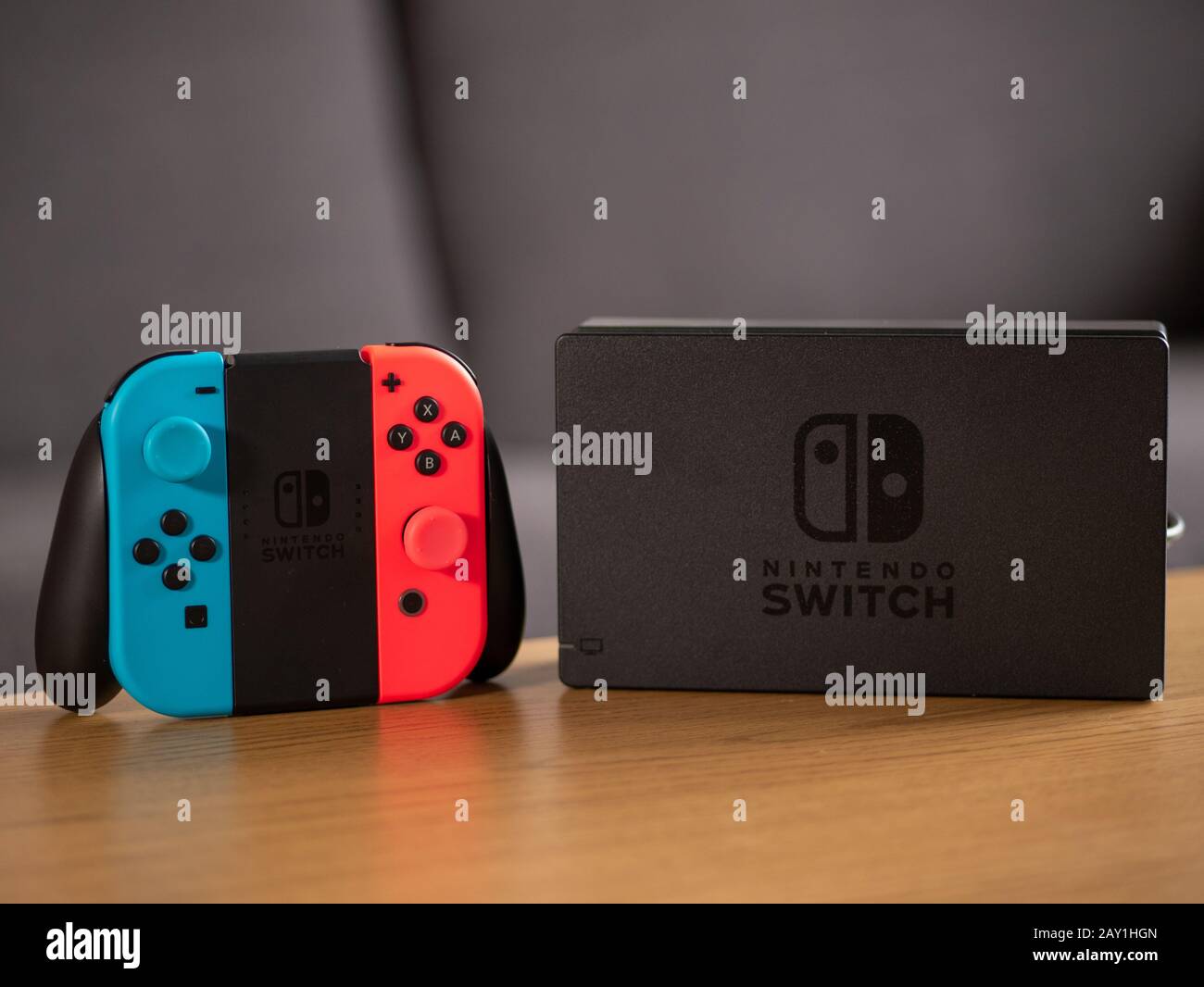 how many remotes come with the nintendo switch
