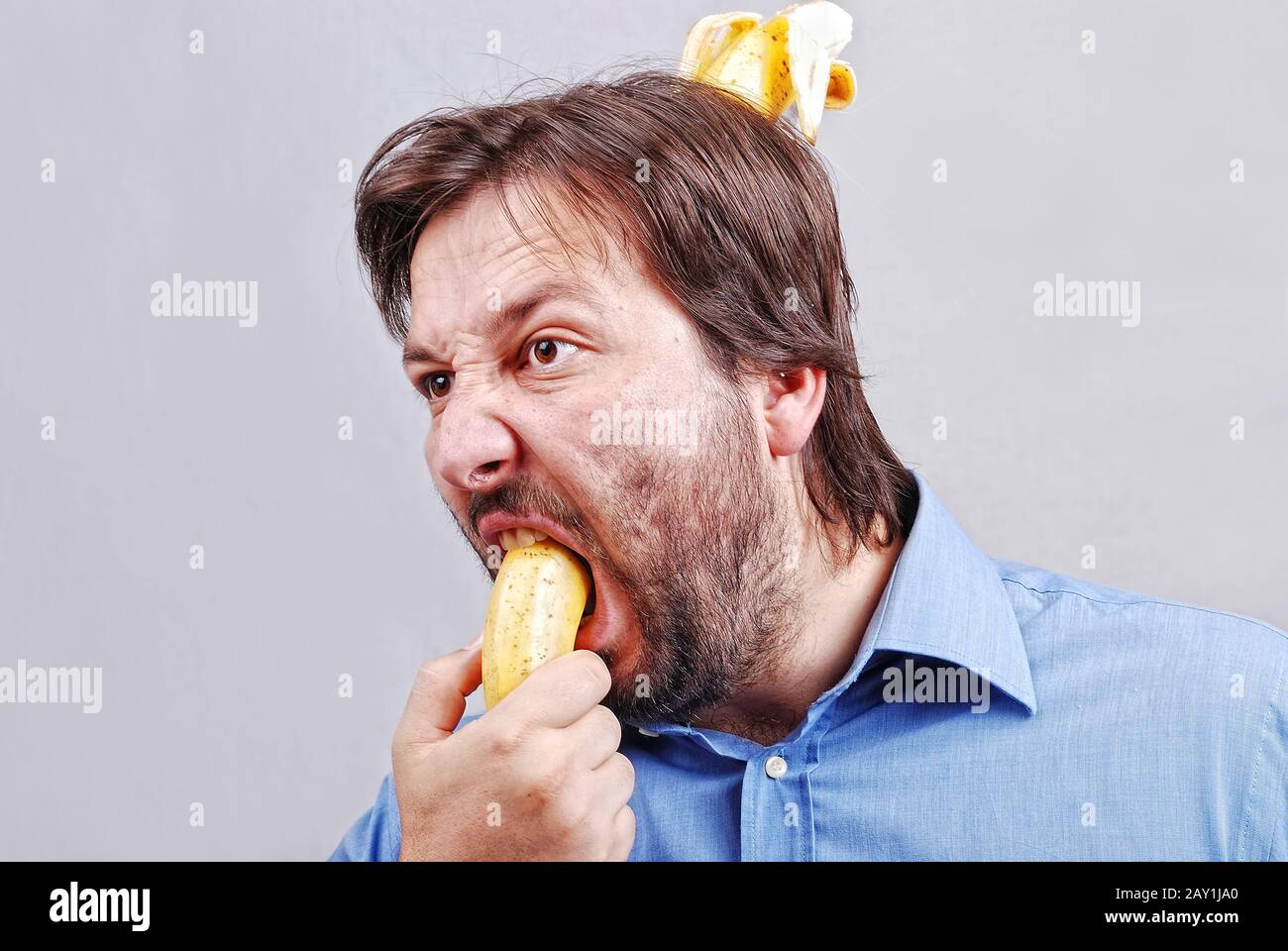 Мужик съел ухо. Человек банан. Парень с бананом. Банан у мужчин. Мужчина ест.