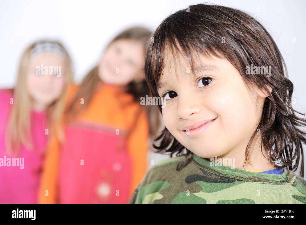 Group children smiling standing hi-res stock photography and images - Alamy