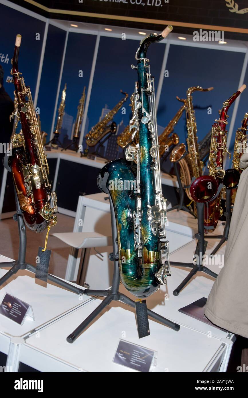 mMODEL WEARING SOLID PURPLE DRESS Stock Photo