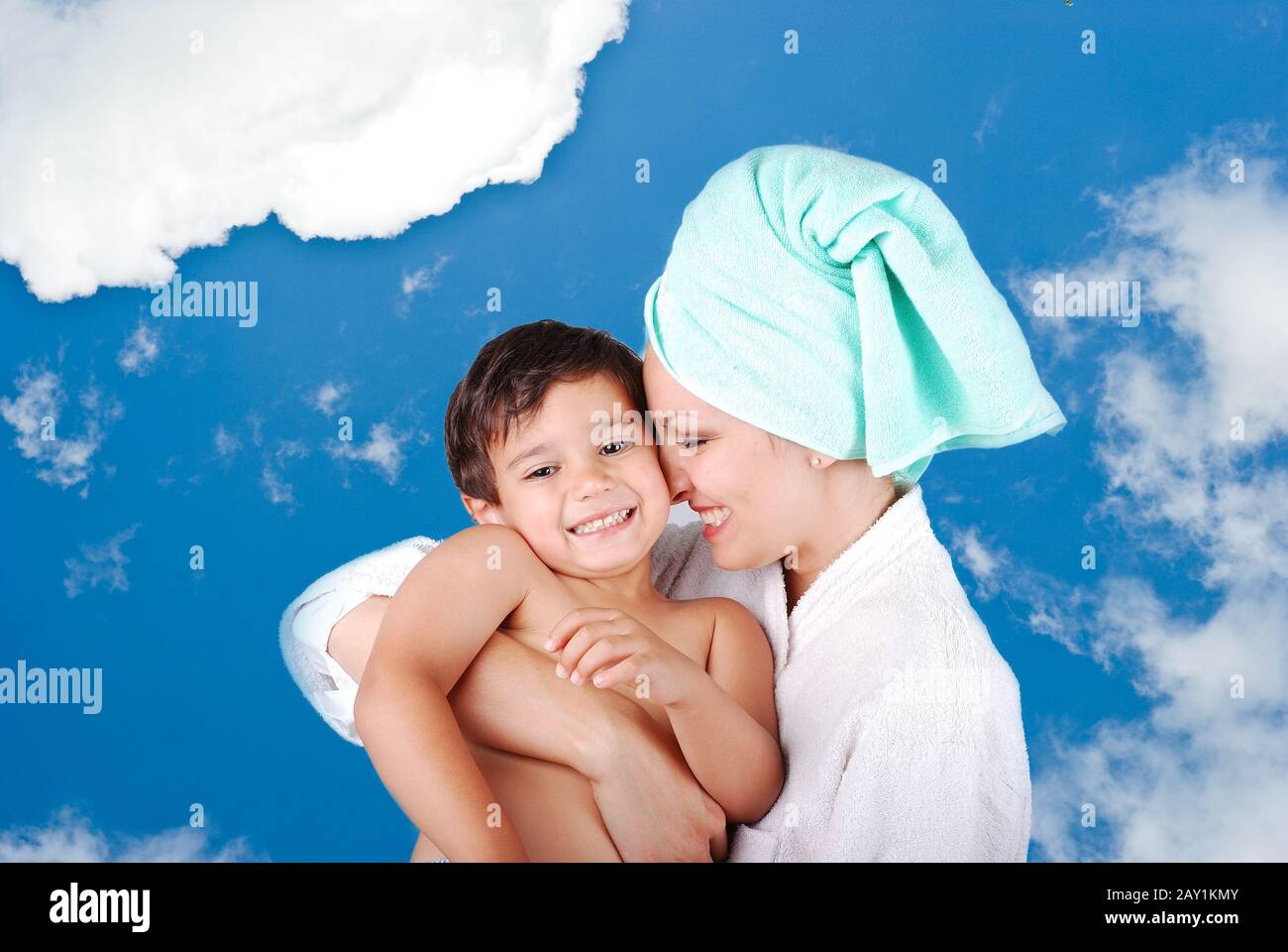 С мамой в бане случайно. Мамочка парное. Женщина с сыном в сауне. Мамочка и сынишка в ванне.