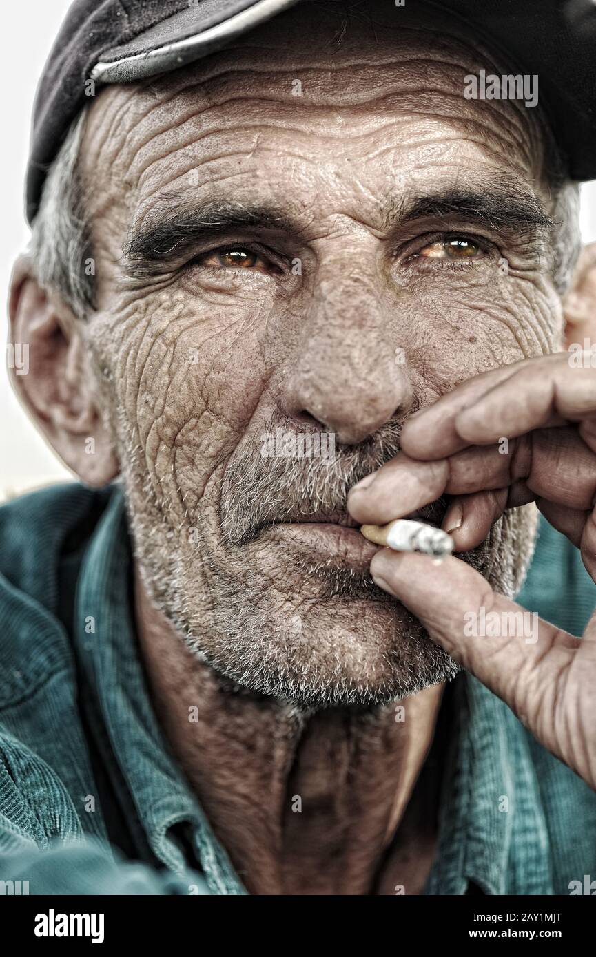 old man smoking Stock Photo - Alamy