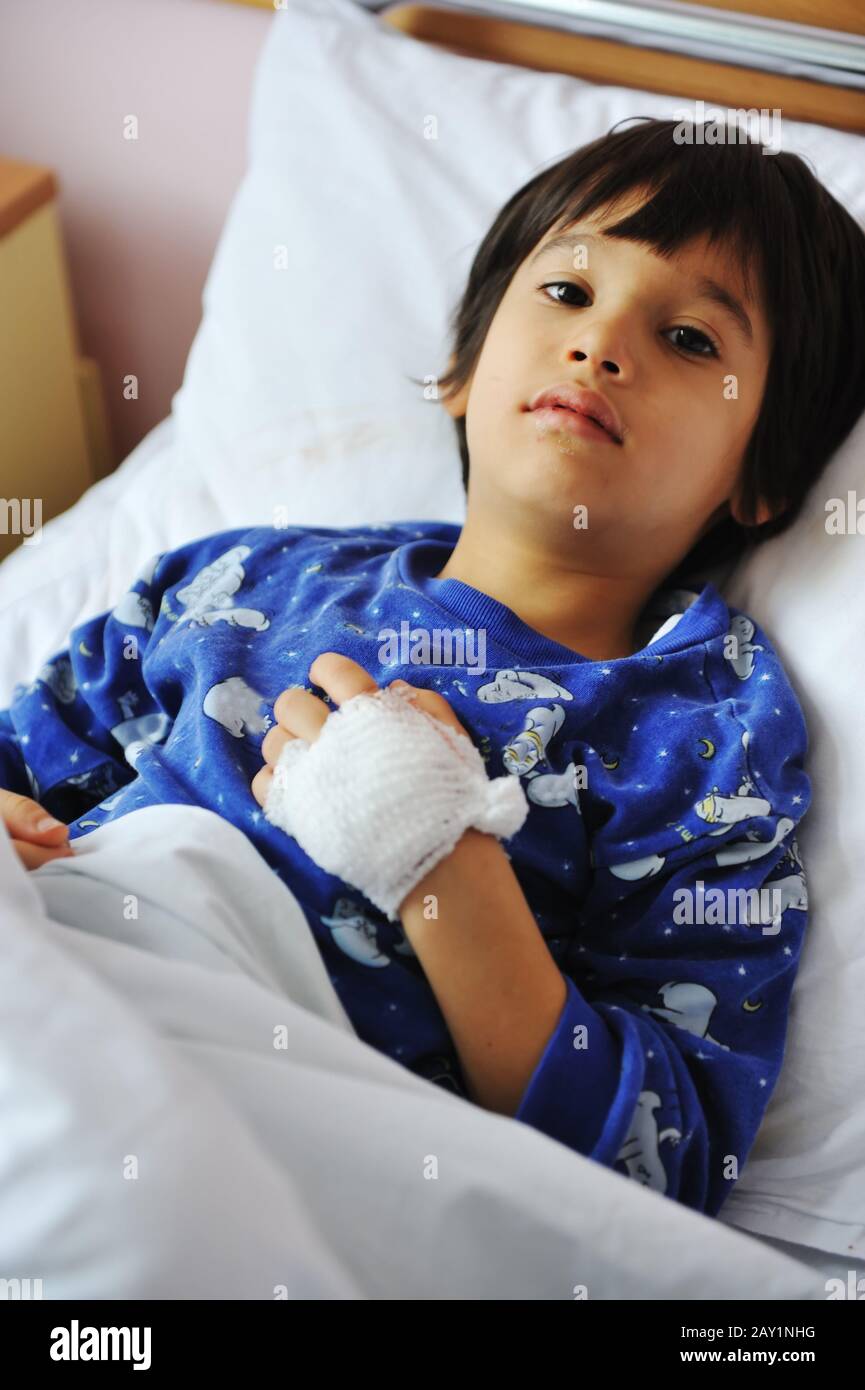 Child in hospital bed iv hires stock photography and images Alamy