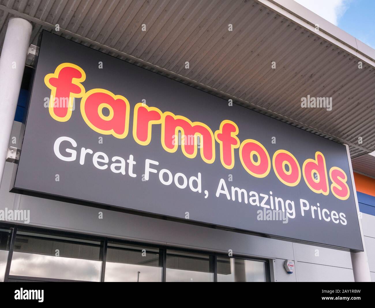 Supermaket logo of Farmfoods Ltd. outside their retail outlet in Bodmin, Cornwall. Metaphor out of town shopping, UK retail scene, UK retail successes Stock Photo