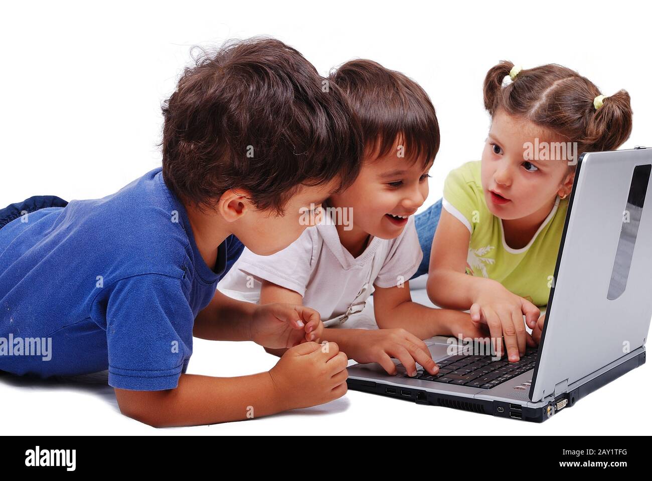 Общение через игру. Современные дети дошкольники. Ребёнок играет в компьютер. Дети разного возраста с ноутбуком на улице. Дошкольник умение проигрывать.