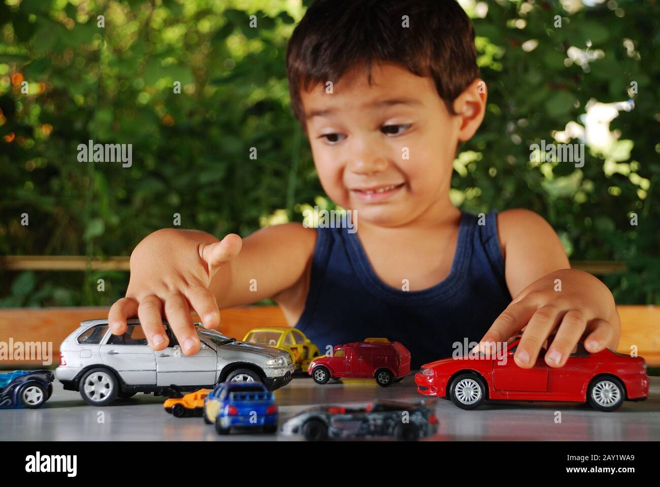 В машинки играем в куклы играем. Мальчик с машинкой в руках. Машинки играть. Дети играют в машине. Малыш с машинкой в руке.