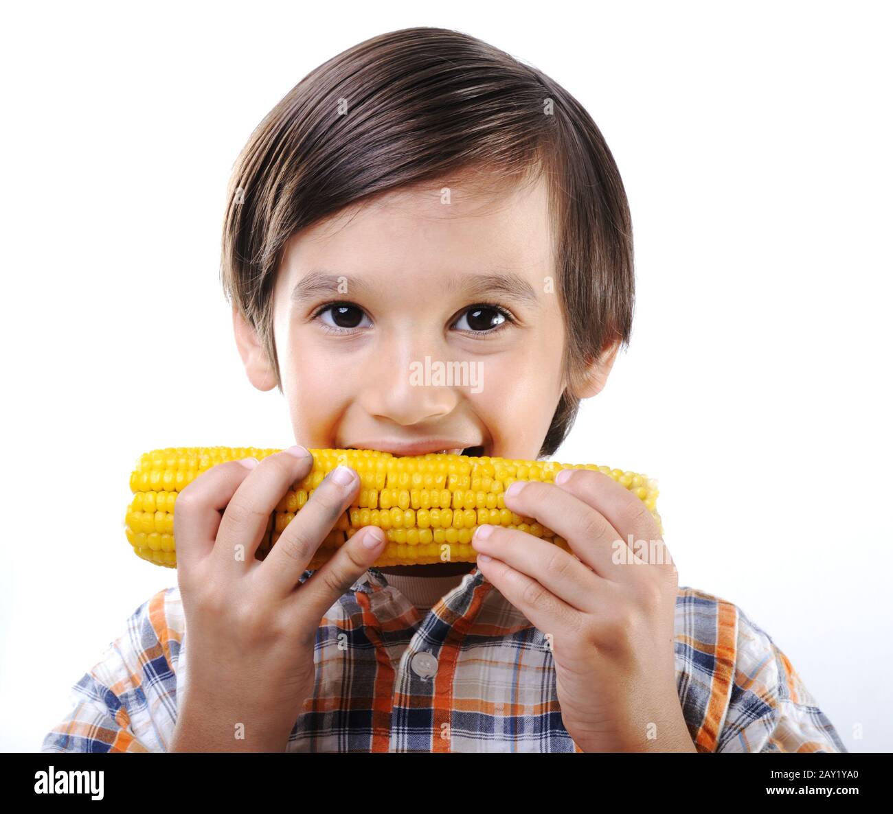 Corn kidz. Дети кукурузы. Мальчик с кукурузой. Ребенок ест кукурузу. Человек ест кукурузу.