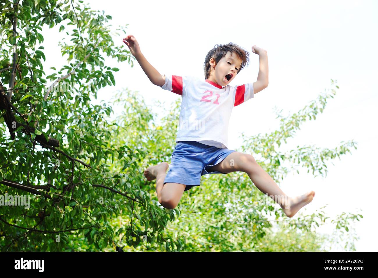 мальчик и девочка бегают. мальчик прыгает.