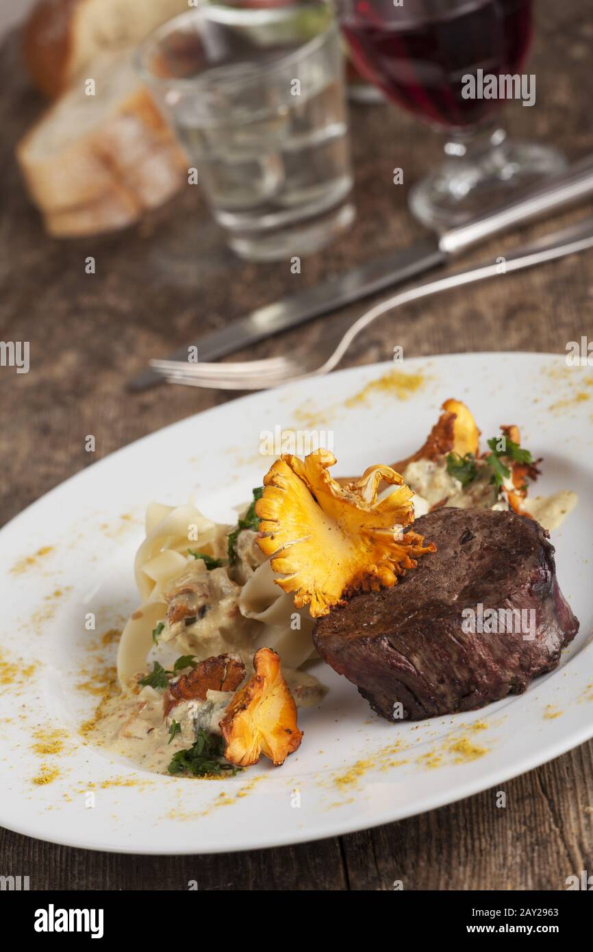 Steak mit pfifferlingen champignons und nudeln hi-res stock photography ...