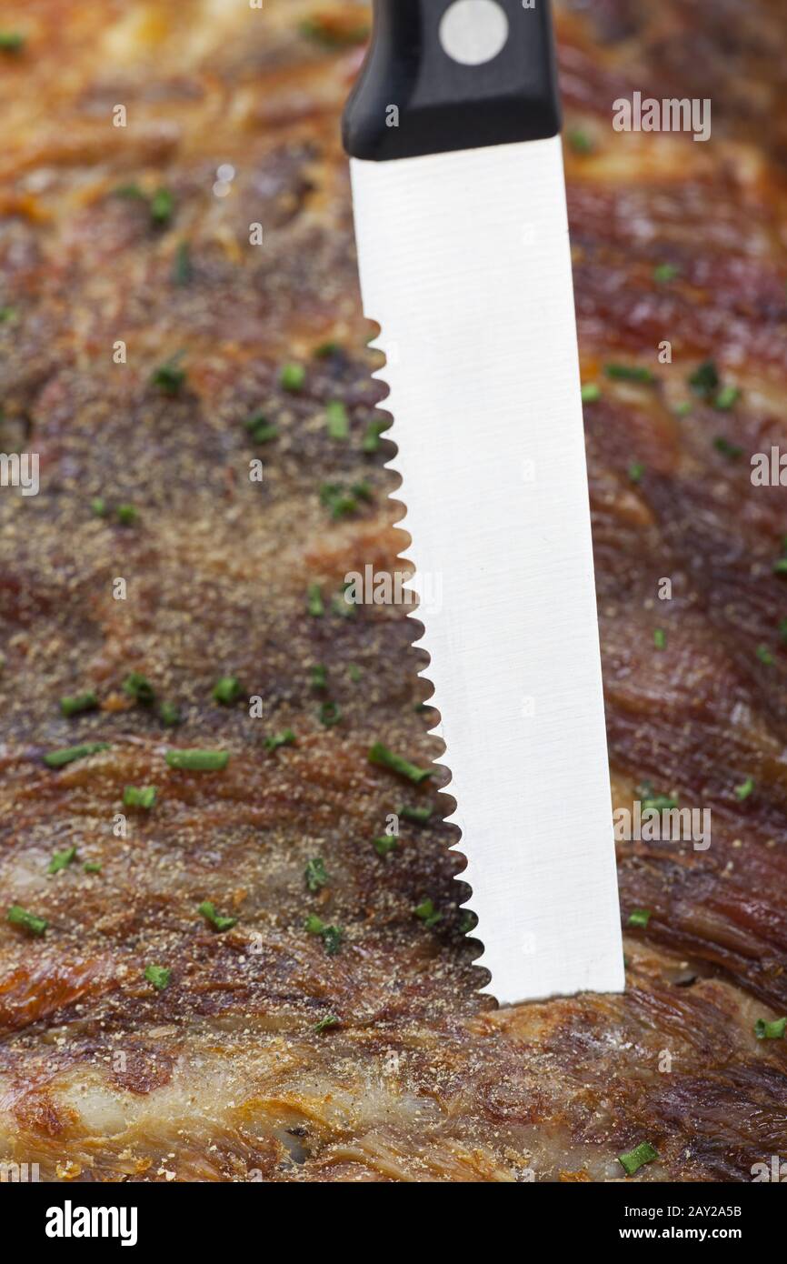 Spare rips mit Messer Stock Photo - Alamy