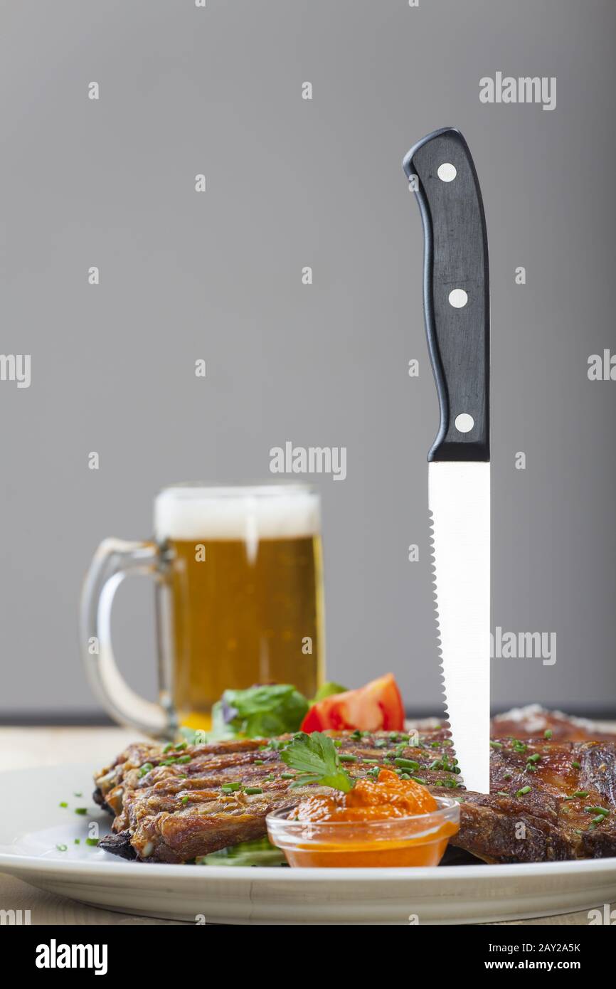 Spare rips mit Messer Stock Photo - Alamy