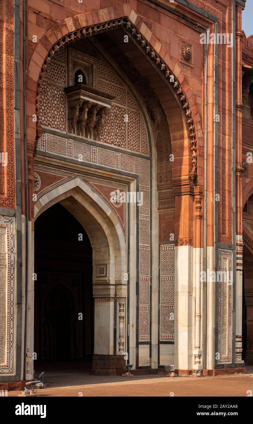 India, Uttar Pradesh, New Delhi, Purana Qila, Old Mughal-era Fort, Qila-e-Kuhna Masjid, Mosque built by Sher Shah Sur in 1541 doorway Stock Photo