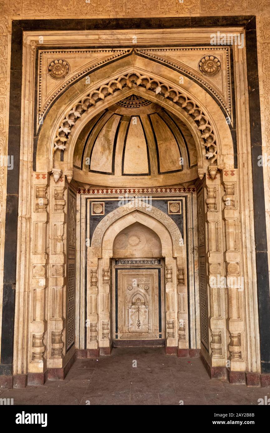 India, Uttar Pradesh, New Delhi, Purana Qila, Old Mughal-era Fort, Qila-e-Kuhna Masjid, Mosque built by Sher Shah Sur in 1541, Prayer Hall interior, d Stock Photo