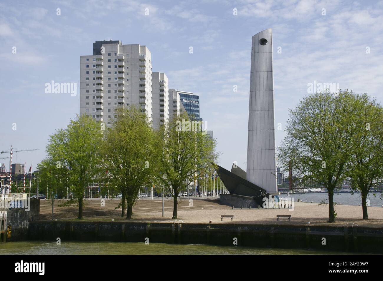 Memorial de boeg and Skyline in Rotterdam, Stads Stock Photo