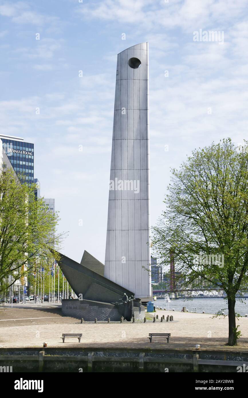 Memorial de boeg and Skyline in Rotterdam, Stads Stock Photo