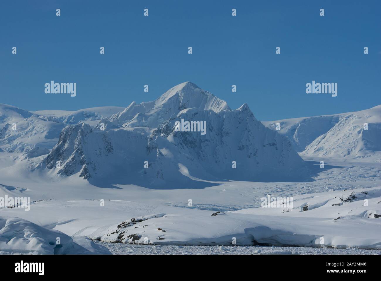 Mountain Shekelton in Antarctica Stock Photo - Alamy