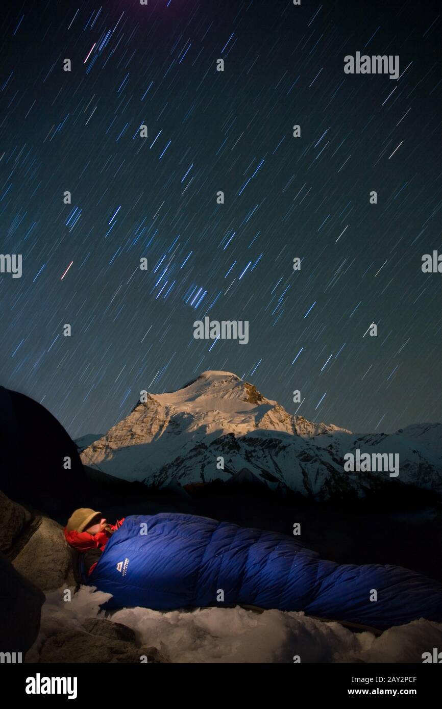 Man sleeping in sleeping bag under the stars in the Himalaya Stock ...
