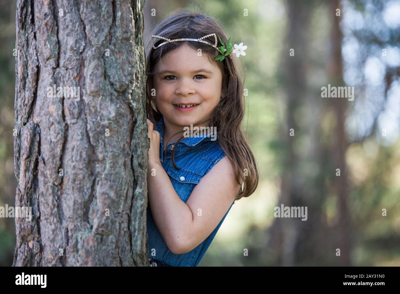 Portrait of smiling girl Stock Photo - Alamy