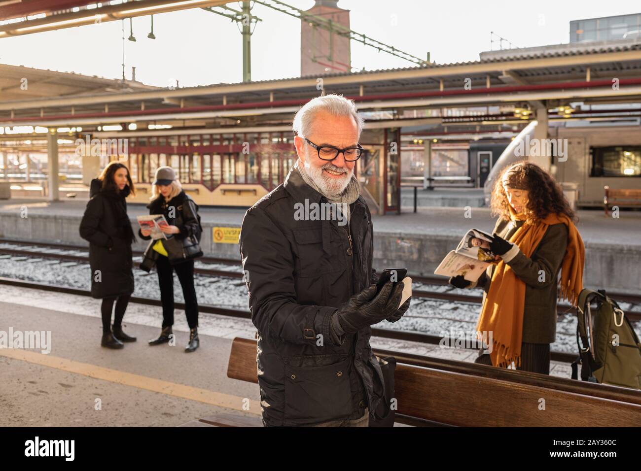 Man waiting for train on platform hi-res stock photography and images ...