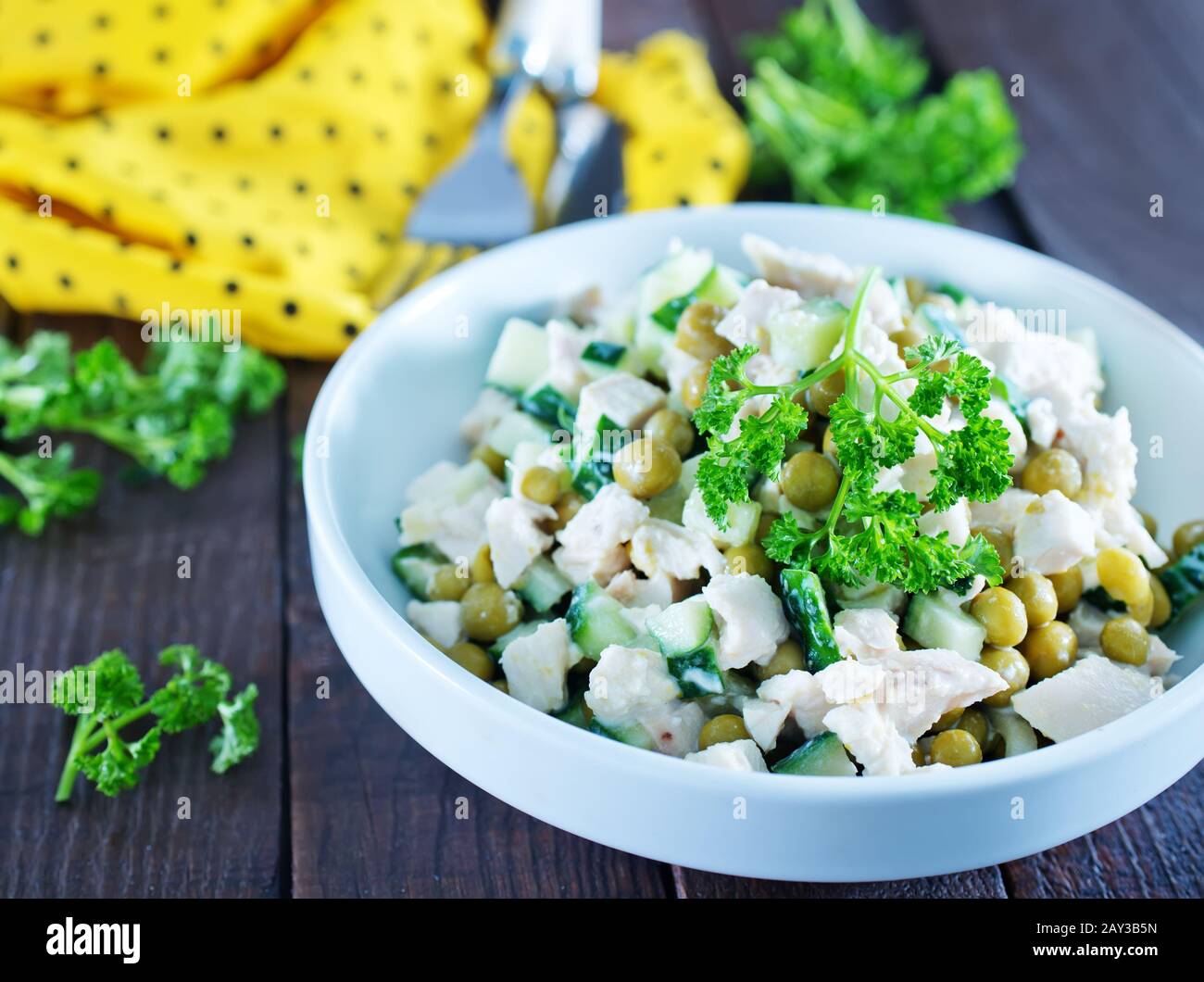 салат с огурцом и горошком. салат с курицей и огурцами. салат с курицей и горошком. курица зеленый горошек огурец. салат.