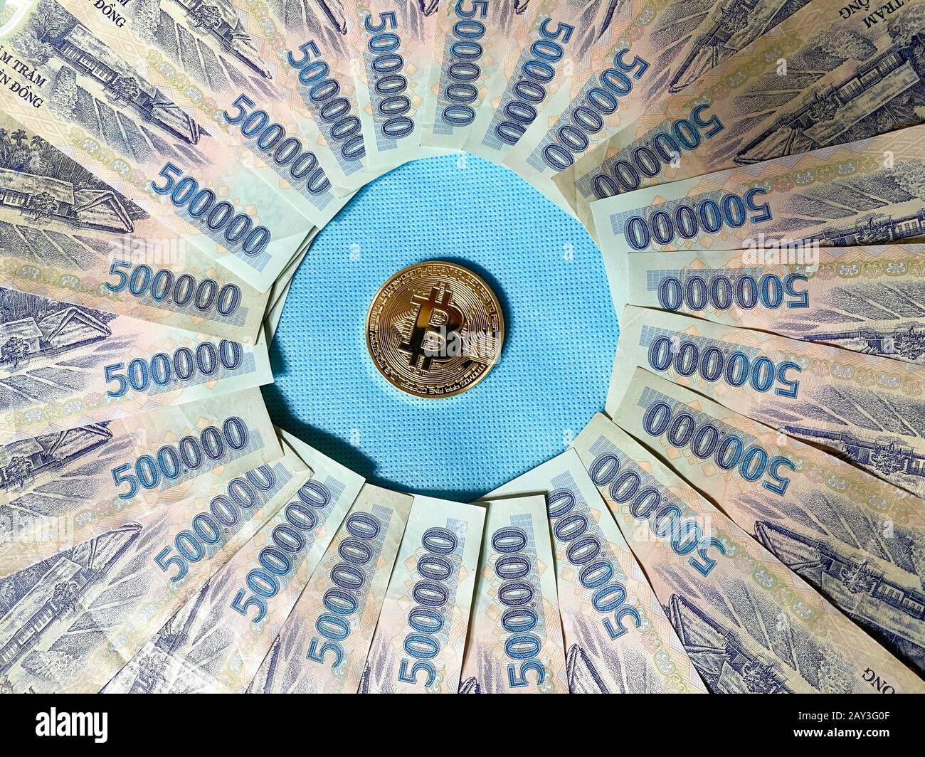 A golden bitcoin on Vietnamese billnotes (500,000 VND) background Stock  Photo - Alamy