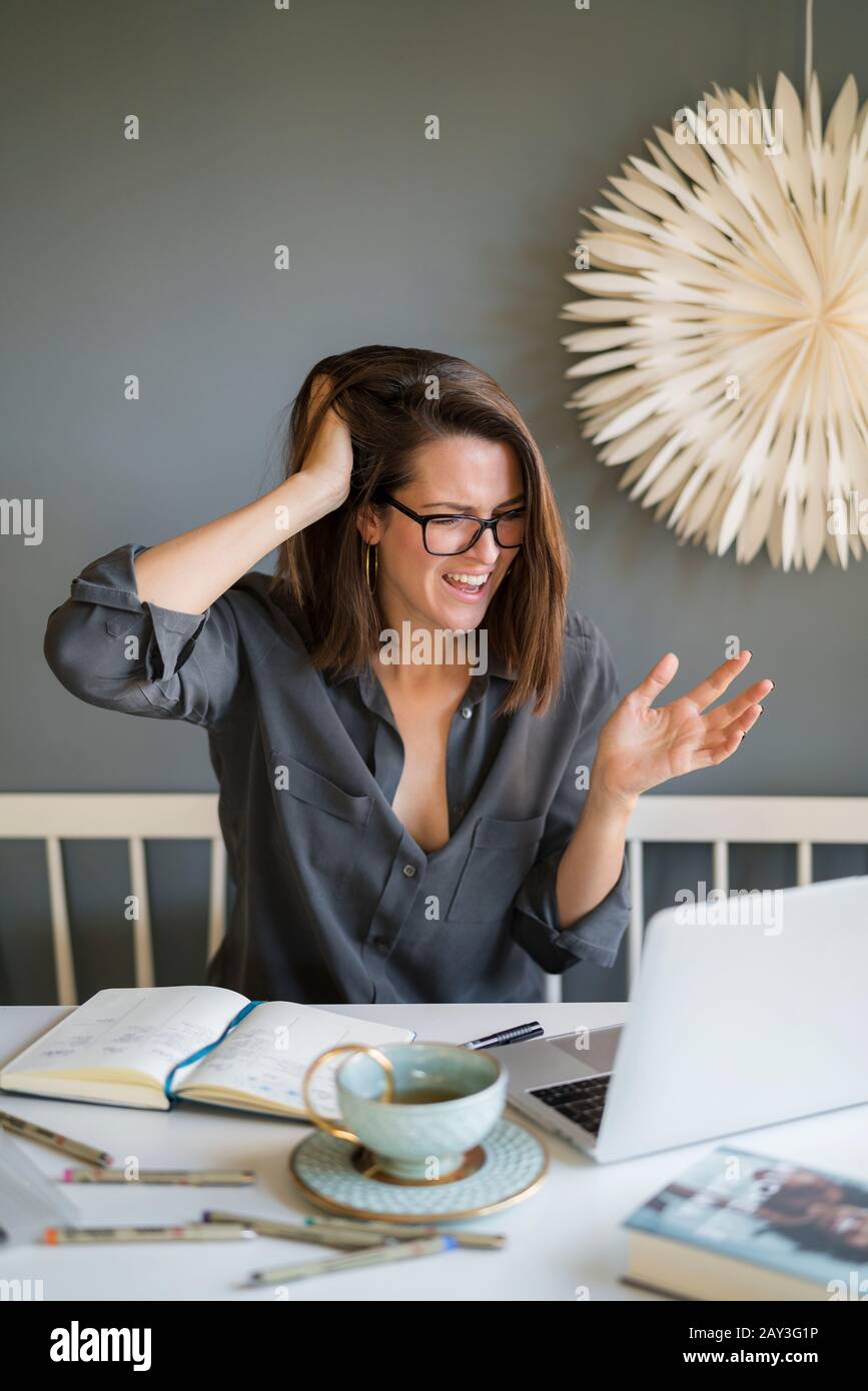 Woman frustrated technology hi-res stock photography and images - Alamy