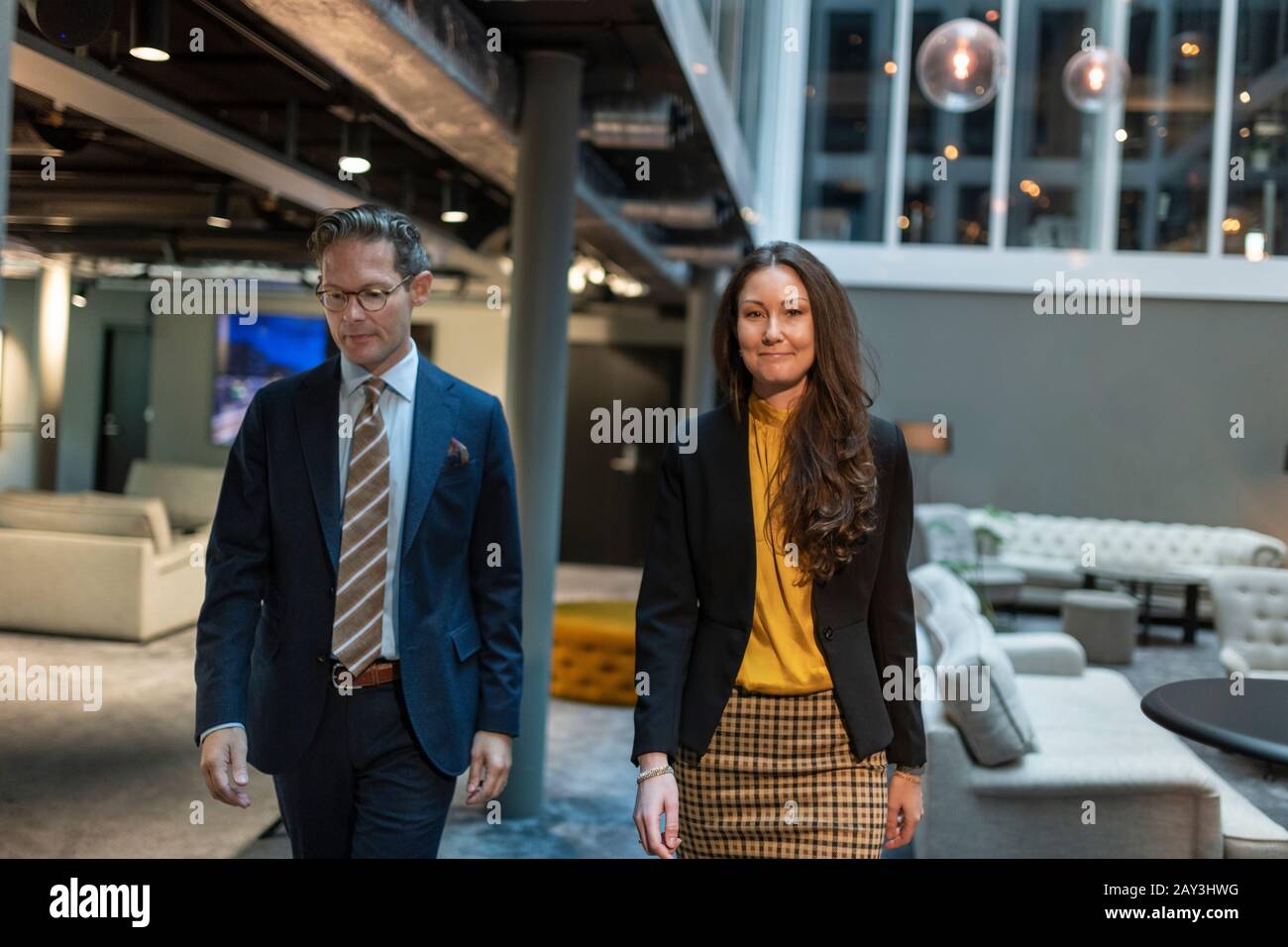 Man and woman in office building hi-res stock photography and images ...
