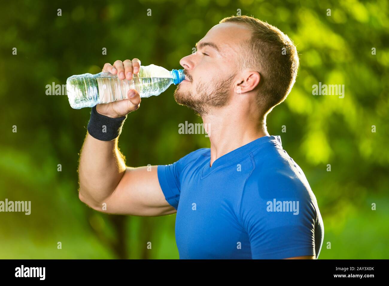 https://c8.alamy.com/comp/2AY3X0K/athletic-mature-man-drinking-water-from-a-bottle-2AY3X0K.jpg
